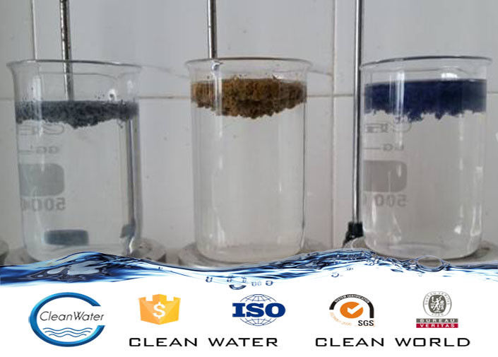 Покрасьте флокулянт пыли для распыляя жидкости очистки сточных вод ясной с светом - агентом сини а б